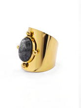 Chunky Ring Grey in gold geöffnet mit einem schwarz grauen Stein von Lymaja Jewelry